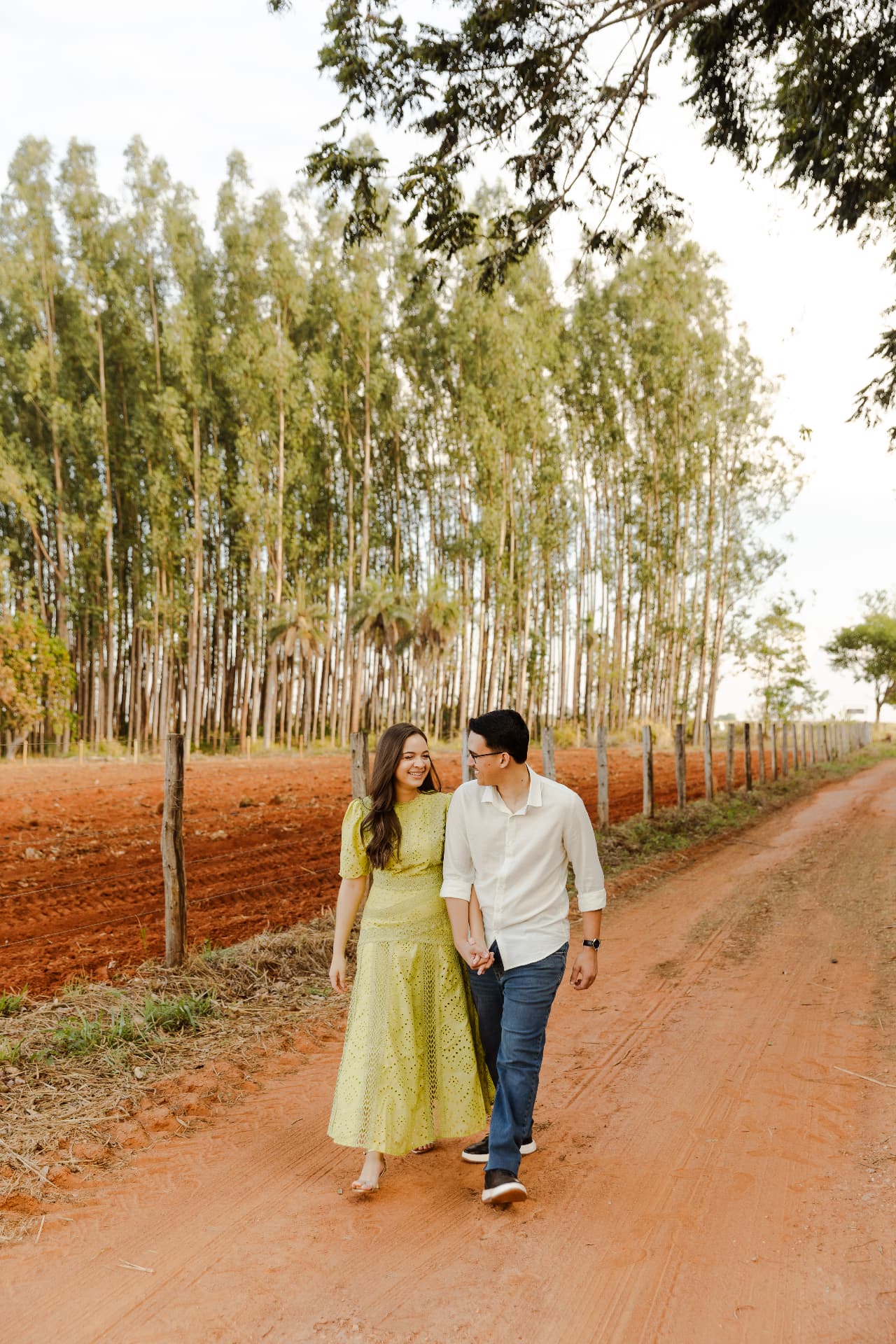 Jonas e Geovanna caminhando de mãos dadas